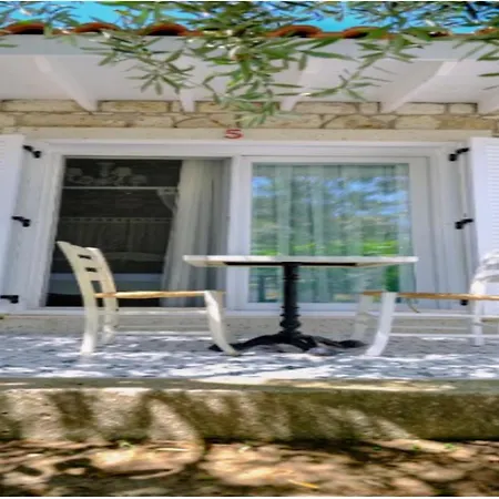 Demir Alacati Otel Çeşme